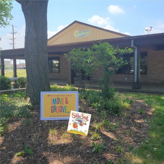 Move and Groove sign in front of Arndt Park building